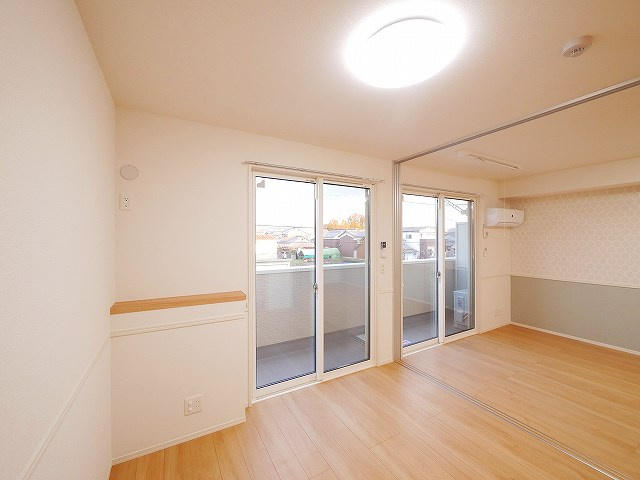 ビギーウエストの洋室|明るい洋室です