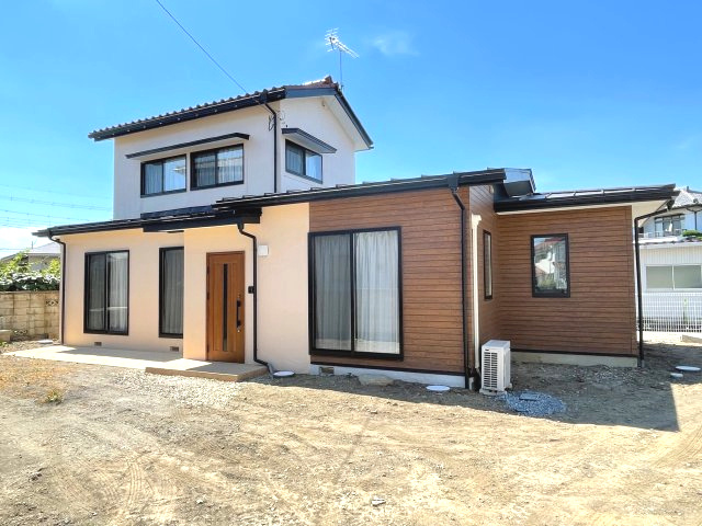 藤岡市藤岡　中古1230の外観|隣地との距離も保ちながらも綺麗な街並みに溶け込みました！
駐車スペースやお庭も十分に確保しています！