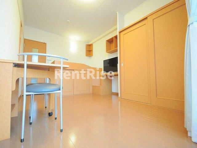 レオパレス貴船の居間・リビング|ベッド下には豊富な収納スペース！