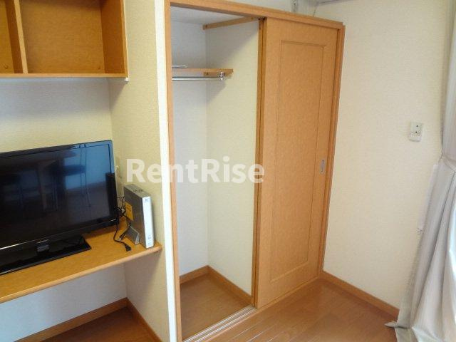 レオパレス貴船の収納|コートなど長いものも掛けられるクローゼット！