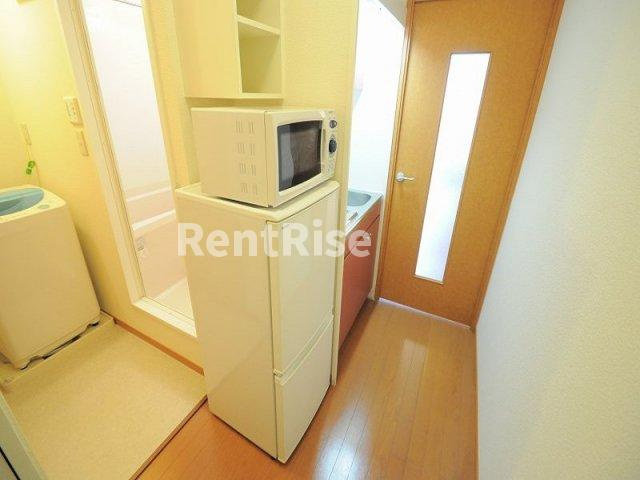 レオパレス貴船の玄関|冷蔵庫　電子レンジ