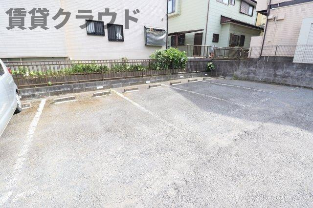 ファミール川戸の駐車場