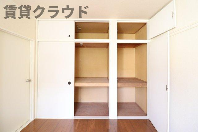 ファミール川戸の収納|洋服以外にも小物や大きいスーツケースまで収納できて便利です♪