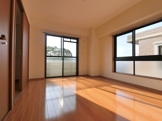 【寝室】 | ブルーラグーン吉塚南 | 開放的な寝室です