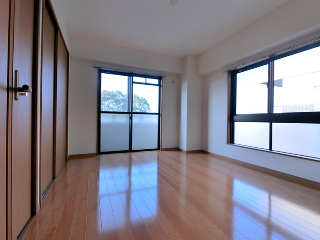 【寝室】 | ブルーラグーン吉塚南 | 広くて明るい寝室