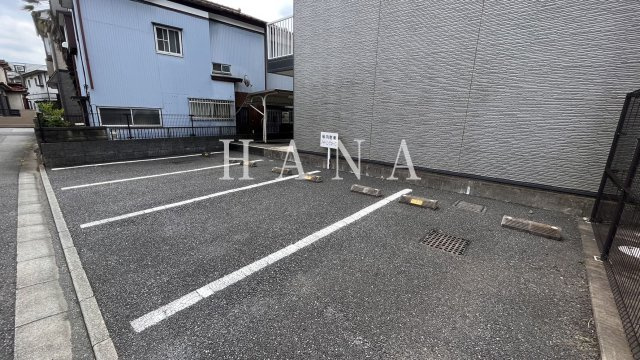 レオパレス若山の駐車場