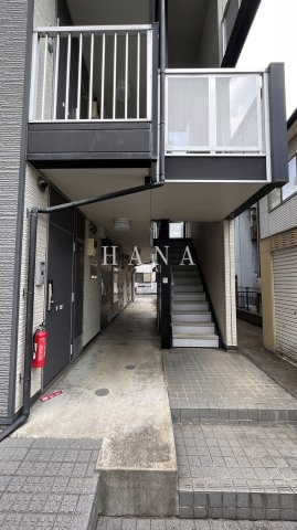 レオパレス若山のエントランス