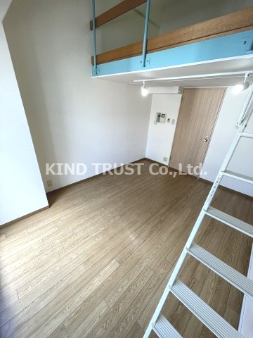 リーブル東天満の居間・リビング|小物を収納するのに便利です