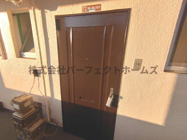 掃部マンションの玄関