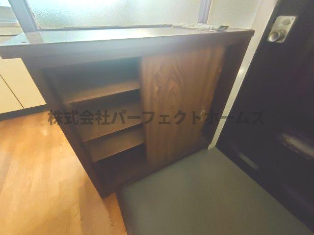 掃部マンションの玄関