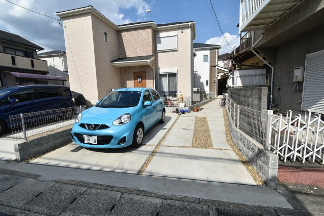長岡京市奥海印寺東条12貸家の駐車場|2台駐車可能（普通車1台、小型車1台）