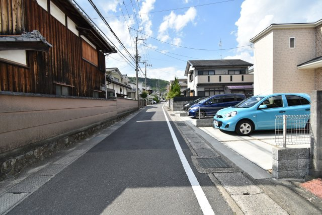 長岡京市奥海印寺東条12貸家の駐車場|西側　前面道路