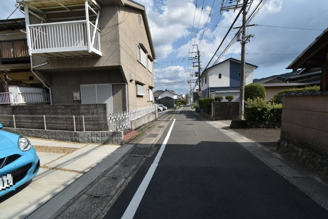 長岡京市奥海印寺東条12貸家の駐車場|西側　前面道路