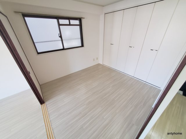 ロイヤルマンション十三　仲介手数料無料の寝室