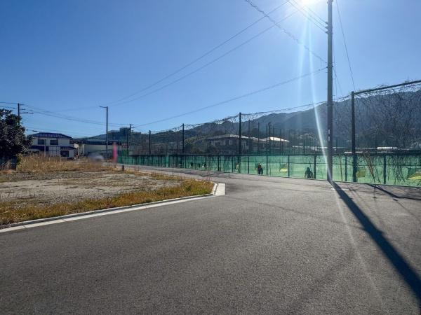 海南市大野中分譲地（2号地の内容）の前面道路含む現地写真