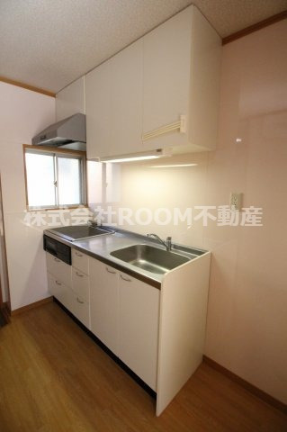 第2年見マンションのキッチン|コンパクトなキッチンで掃除もラクラク