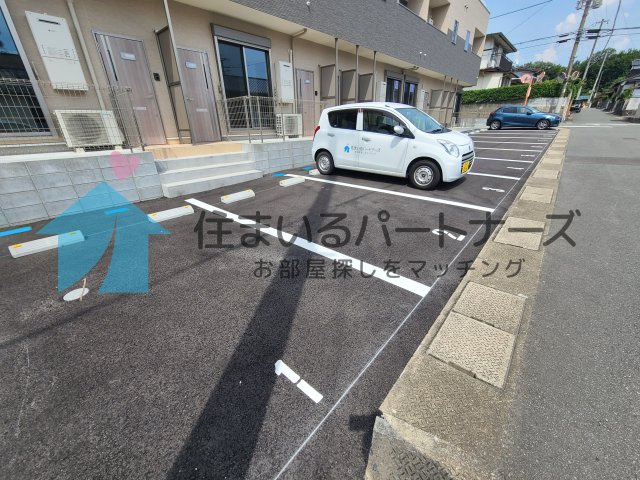 エスカレント広川の駐車場|車をお持ちの方に嬉しい駐車場付きの物件です
