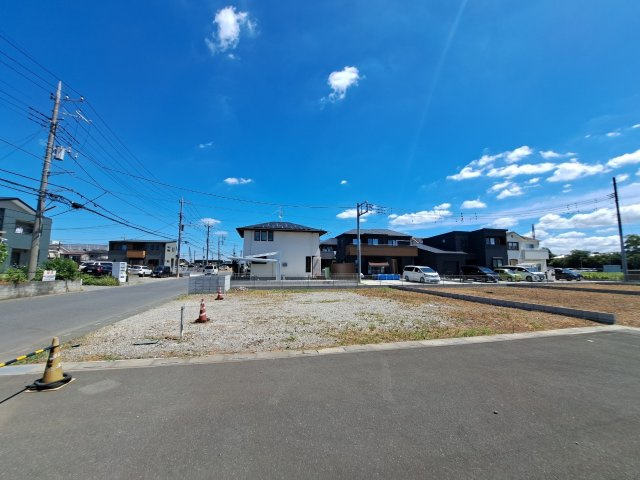 越谷市七左町4丁目売地3期の前面道路含む現地写真