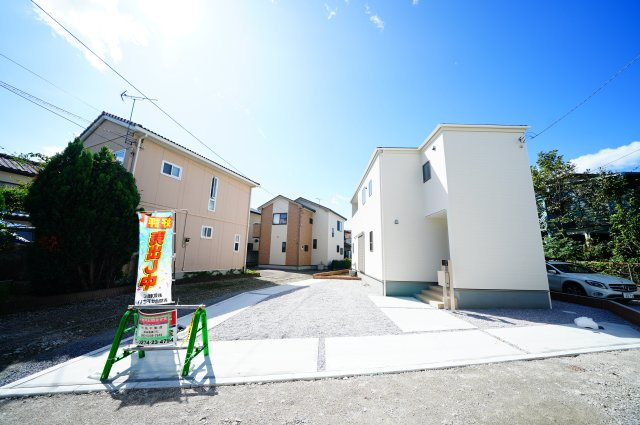 新築　前橋市小相木町第3　Livele Garden.S　2号棟の駐車場|現地写真　 駐車スペース広々！３台置けます♪					
