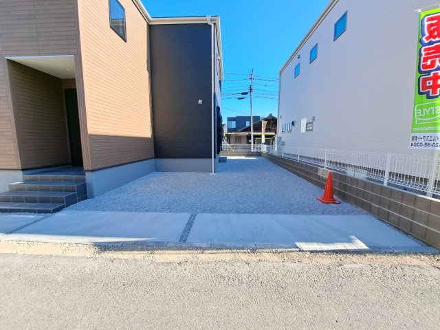 新築　前橋市若宮町　Livele Garden.S　1号棟の駐車場|現地写真　 駐車スペース広々！並列で３台置けます♪					
