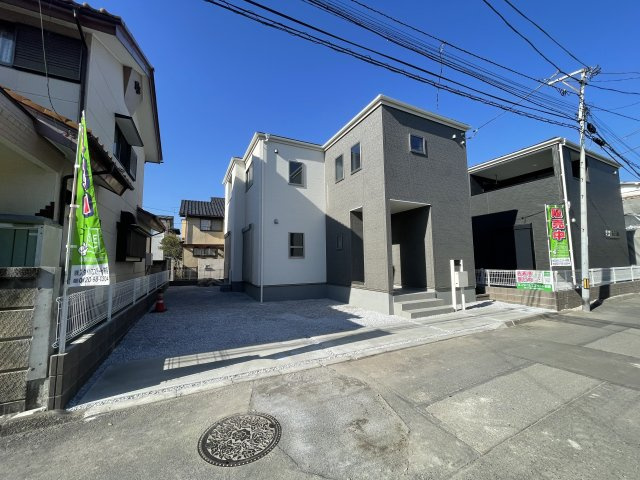 新築　前橋市若宮町　Livele Garden.S　2号棟の駐車場|現地写真　 駐車スペース広々！並列で３台置けます♪					
