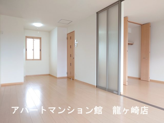 アークグレイスⅢの居間・リビング|リビング全景（デザインクロス仕様）