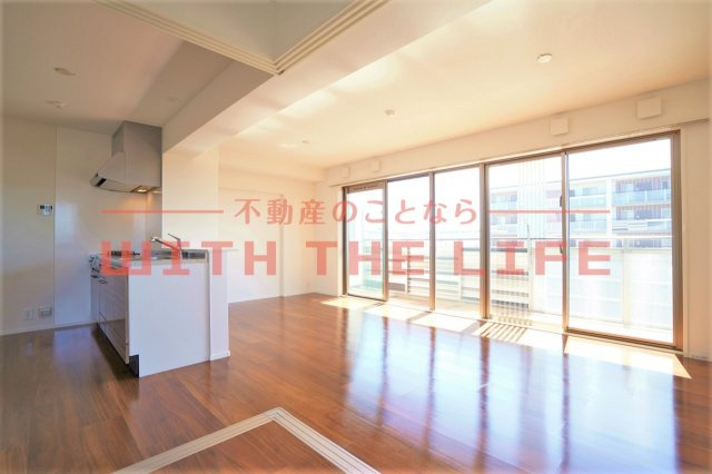 ムーンコート梅満【キャッシュバック対象物件】の居間・リビング|使いやすいリビングです