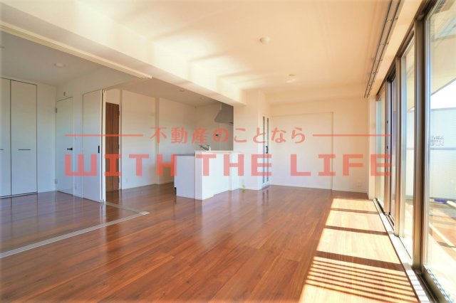 ムーンコート梅満【キャッシュバック対象物件】の居間・リビング|おしゃれな居間です