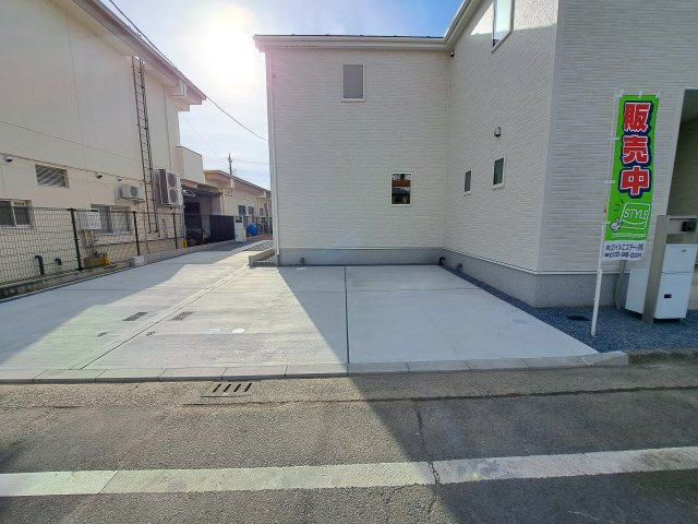 新築　前橋市南町22-1期　LIGNAGE　2号棟の駐車場|現地写真　駐車スペースは並列駐車2台分可能です！
　