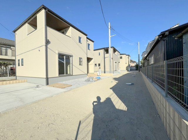 吉川市中曽根1丁目　新築戸建　全3棟　2号棟の前面道路含む現地写真|前面道路含む現地写真になります。