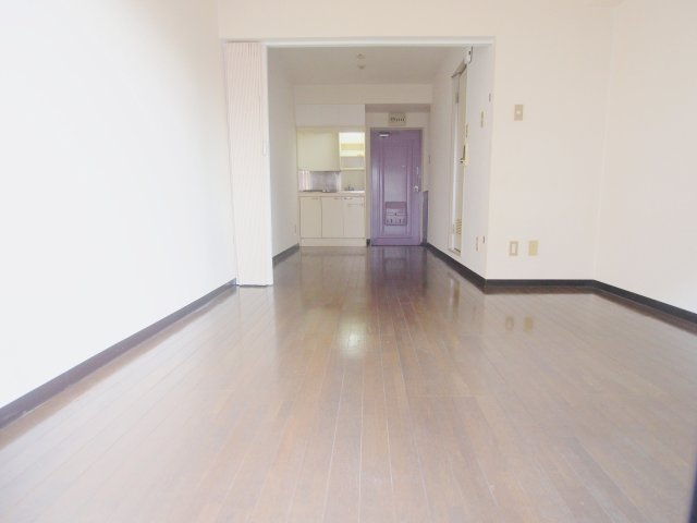 サンローレル船越の居間・リビング