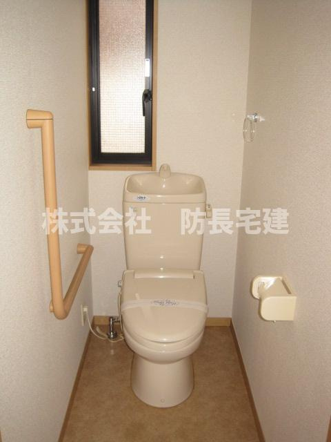 山口市大内矢田南６丁目の一戸建てのトイレ|落ち着いた色調のトイレです