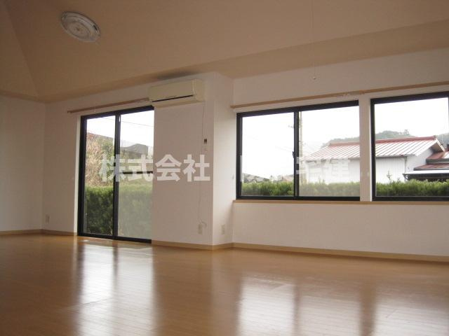 山口市大内矢田南６丁目の一戸建ての居間・リビング|こちらのリビングで趣味の時間をお楽しみください
