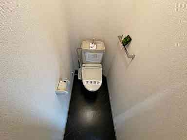 【トイレ】 | カメリヤハイツ | 収納棚付、清潔感のあるトイレです！
