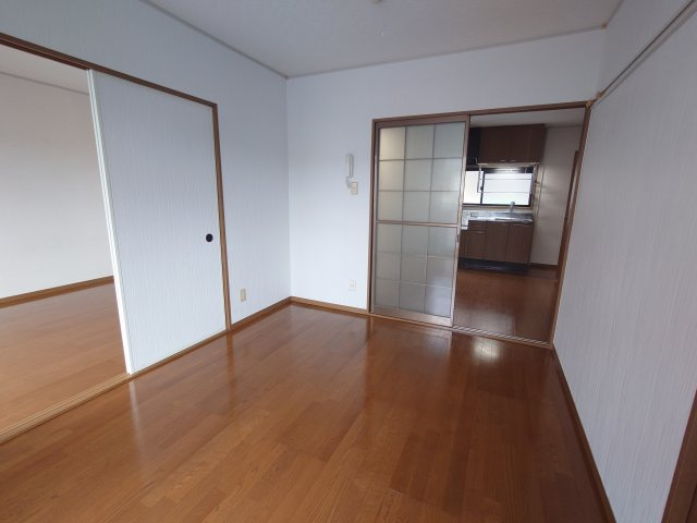 ソレイユ弐番館の居間・リビング