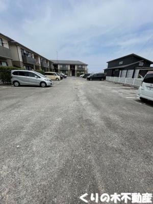 【駐車場】 | ハイマート白石 | 車をお持ちの方に嬉しい駐車場付きの物件です