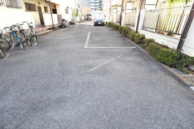 ウィローレヂデンスの駐車場