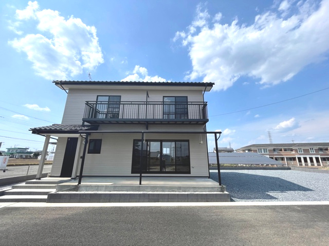 児玉郡上里町嘉美　中古の外観|隣地との距離も保ちながらも綺麗な街並みに溶け込みました！
駐車スペースやお庭も十分に確保しています！