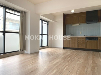 【居間・リビング】 | 珈琲館ビル | ゆったりとしたリビングです