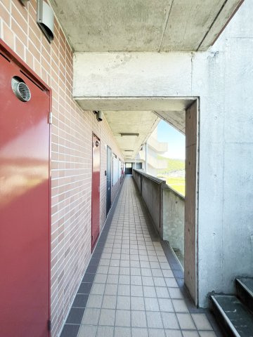 徳島市勝占町外敷地の賃貸マンションのエントランス