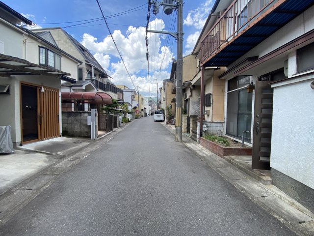 【前面道路含む現地写真】 | 梅津林口町 一戸建 | 道路幅員 約4.9ｍ