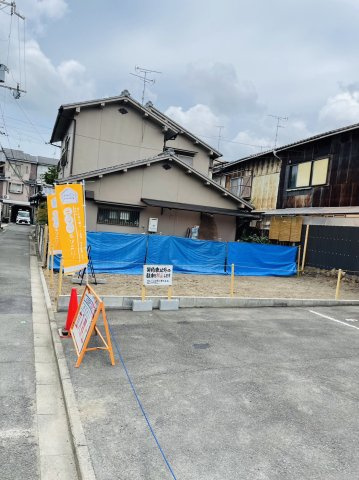 深草秡川町　条件無土地の前面道路含む現地写真