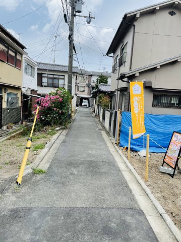 深草秡川町　条件無土地の前面道路含む現地写真