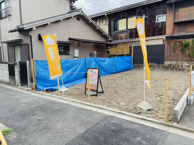 深草秡川町　条件無土地の前面道路含む現地写真