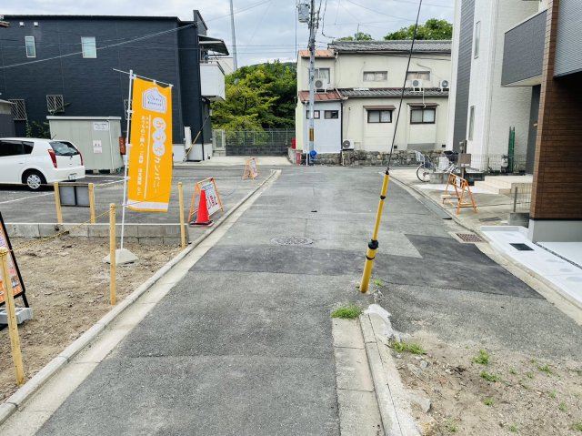 深草秡川町　条件無土地の前面道路含む現地写真