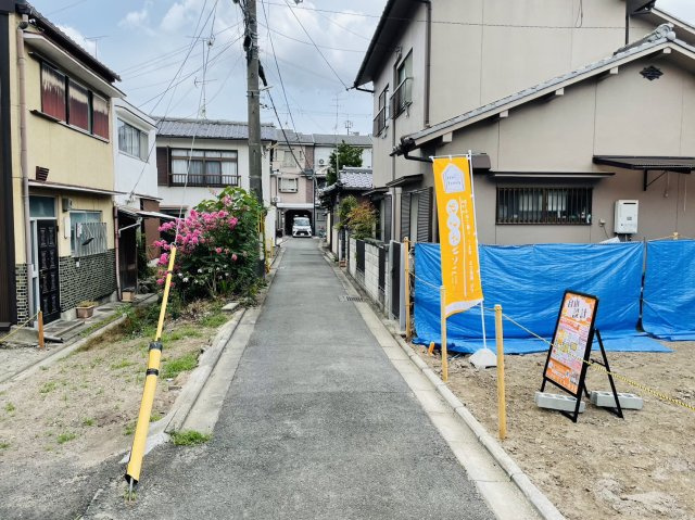 深草秡川町　条件無土地の前面道路含む現地写真