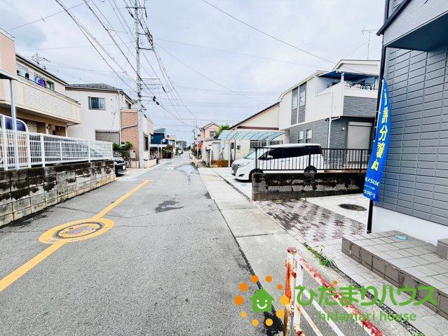上尾市五番町　中古一戸建ての前面道路含む現地写真
