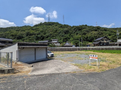 【外観】 | 土地　玉島服部　全1区画　206.07坪 | 土地外観。敷地も広く、様々な土地利用が検討できます。土地上に倉庫があります。