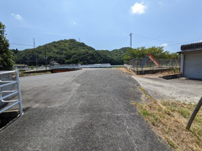 【前面道路含む現地写真】 | 土地　玉島服部　全1区画　206.07坪 | 東側前面道路。幅員は2.9ｍ～4.3ｍになります。