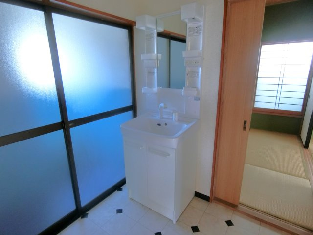 蓮沼戸建の独立洗面台